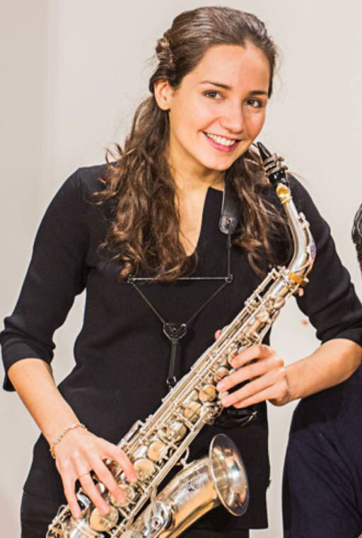 Asya Fateyeva mit ihrem Saxophon