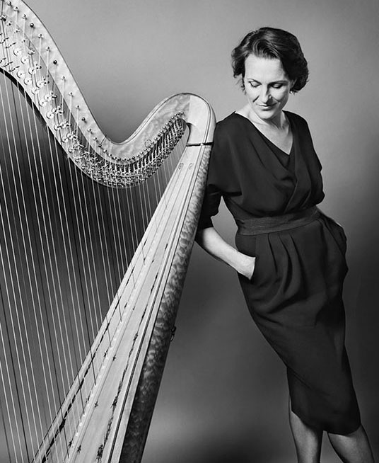 Die Harfenistin Marie-Pierre Langlamet mit ihrem Instrument